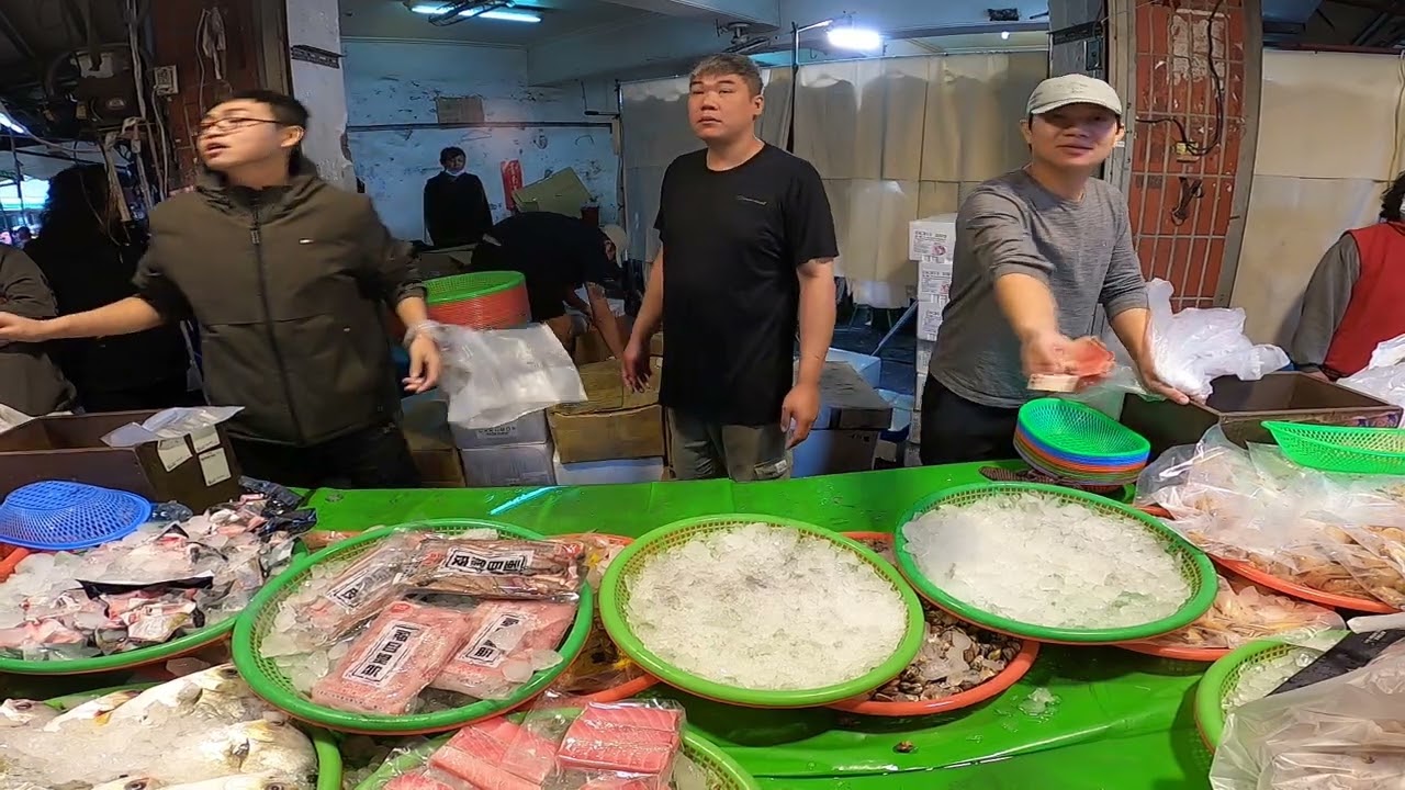 士官長又瘋啦 鮪魚肚肉當虱目魚肚在賣 整箱搶光光 新營市場成功街29號 士官長海鮮叫賣 海鮮拍賣 叫賣哥 seafood auction