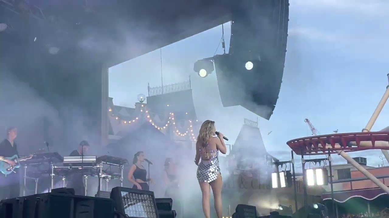 Lay All Your Love On Me - Zara Larsson @ Gröna Lund 2022