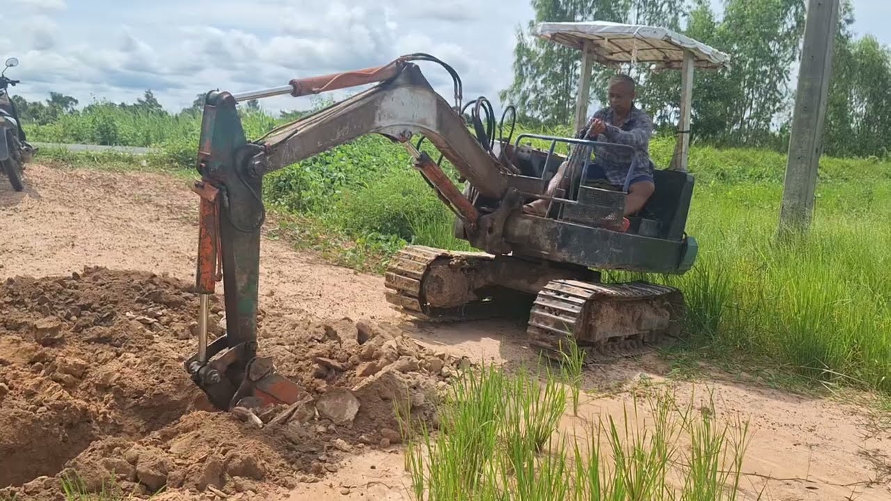 หาดูยากรถขุดเล็กคูโบรวมกับคนขับร้อยกว่าปีขุดวางท่อประปาหมู่บ้าน excavator