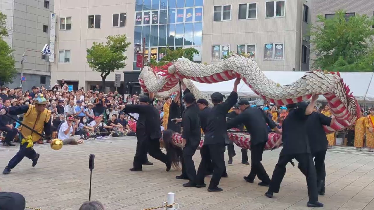 囃子の退場を籠町や筑後町に阻止される諏訪町の龍踊 長崎くんち2025