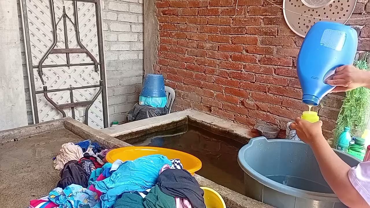 Mi vida real lava,lavando el ropal que nunca se acaba ,que tengan excelente día ✨️💖✨️
