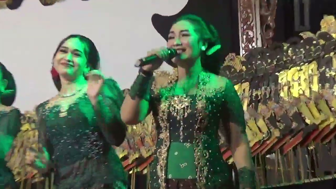 Tampil mempesona para sinden saat wayangan bersih desa Sanan 2025