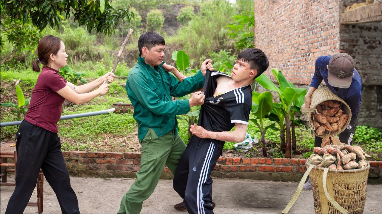 Protecting his disabled brother from the attack of a drunk man - Harvesting Sweet Potatoes