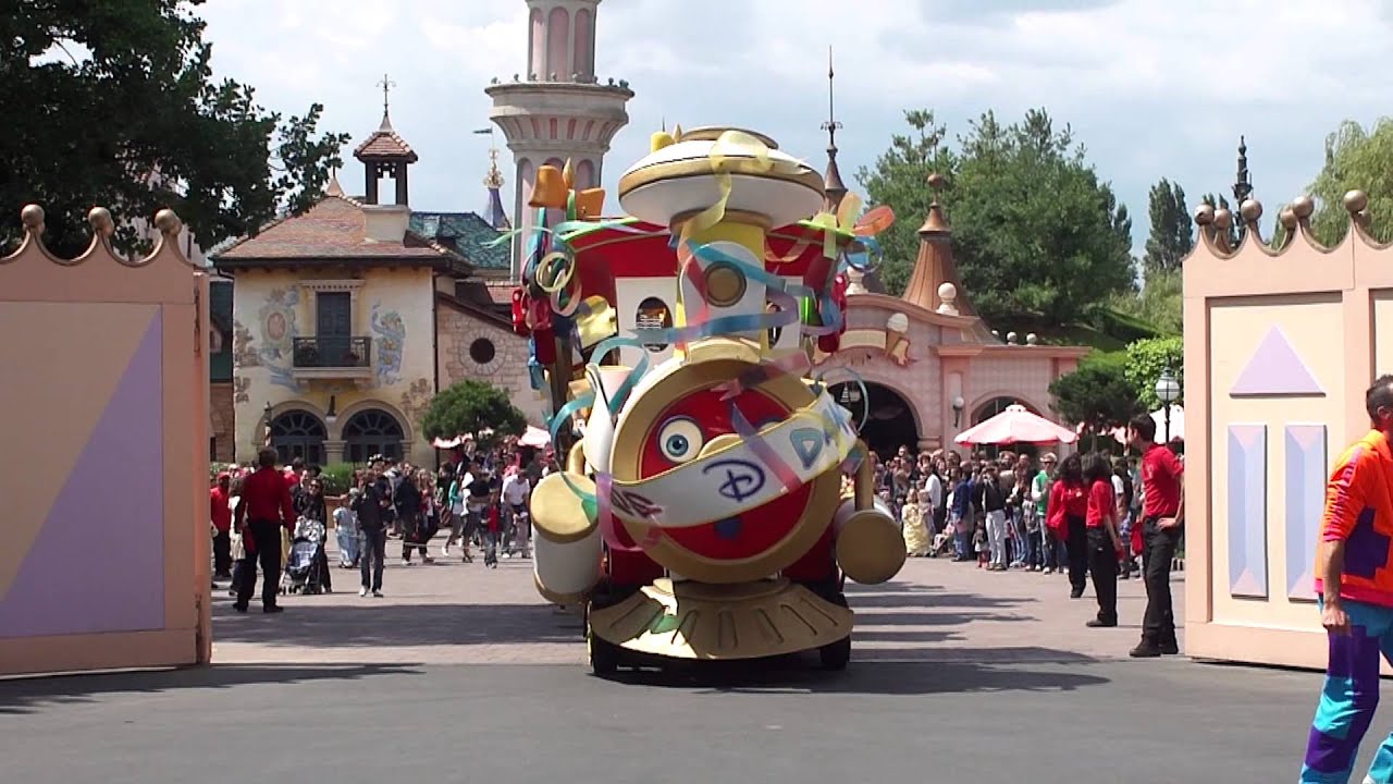 The Disney Dance Express leaving (Disneyland Paris)
