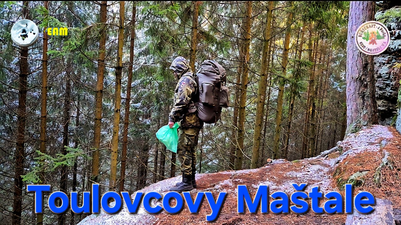 Čundr Toulovcovy Maštale, vysoko na skále pod převisem, sněžilo, mrzlo, byla kosa