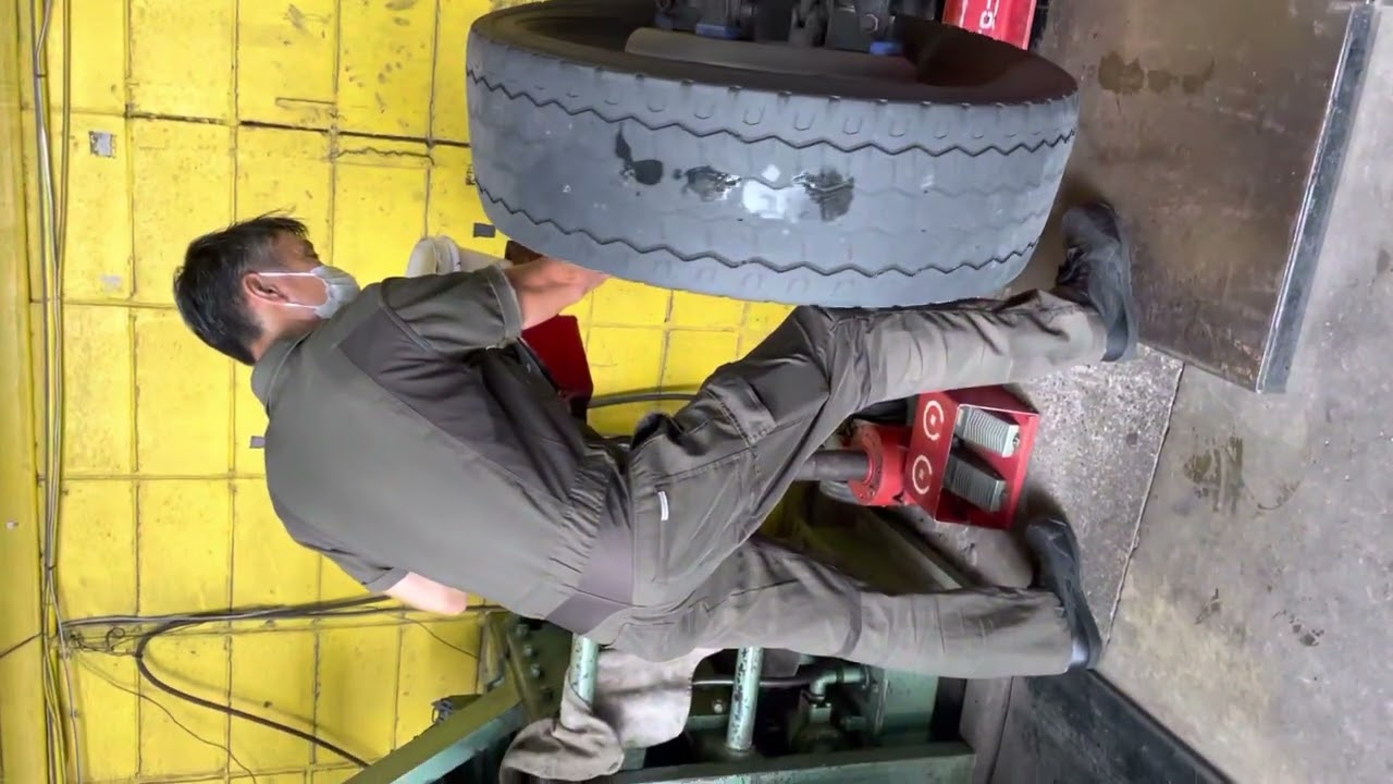 大型トラックのタイヤ交換12本とかんたろう。