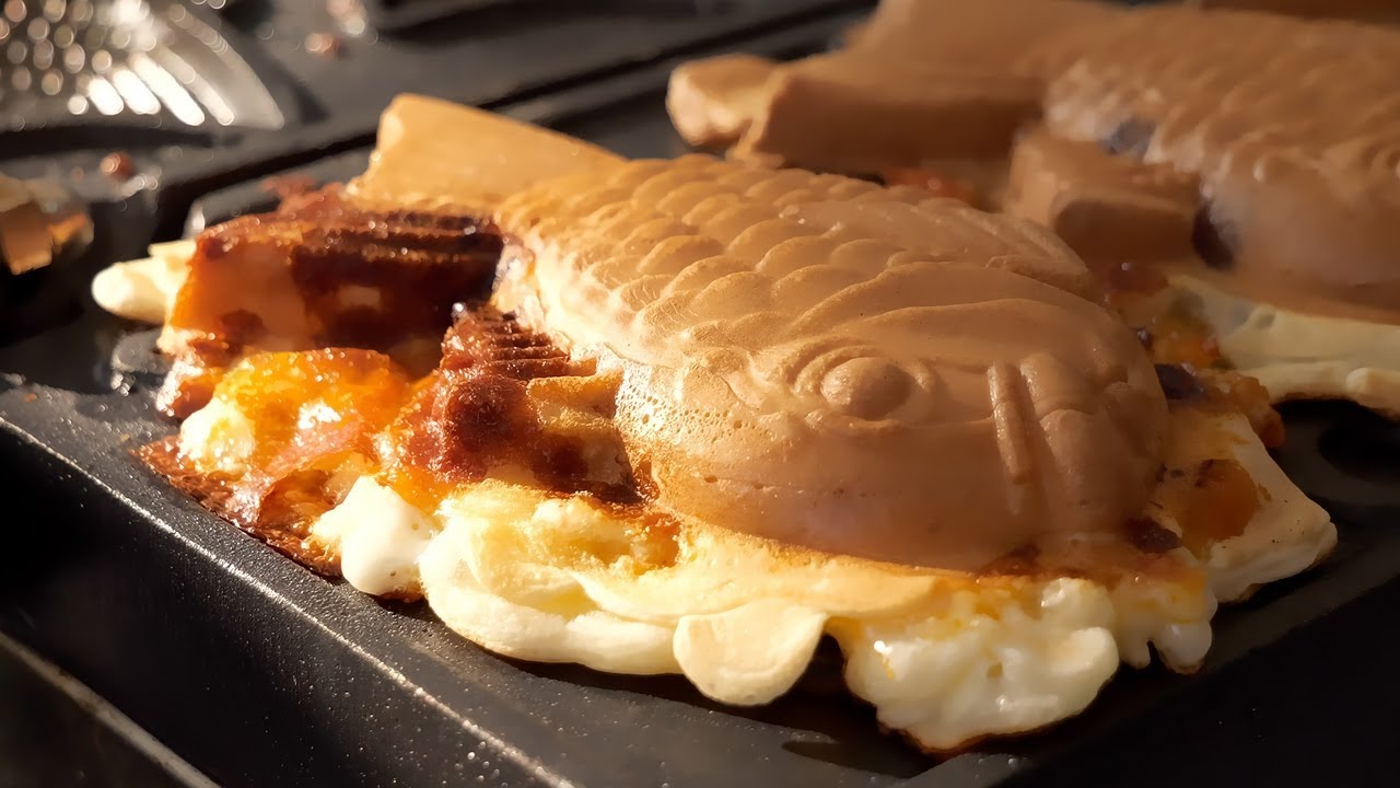 Pizza Fish-shaped Bread, Red Beans, Custard Cream, Gwangjang Market in Seoul / Korean Street Food