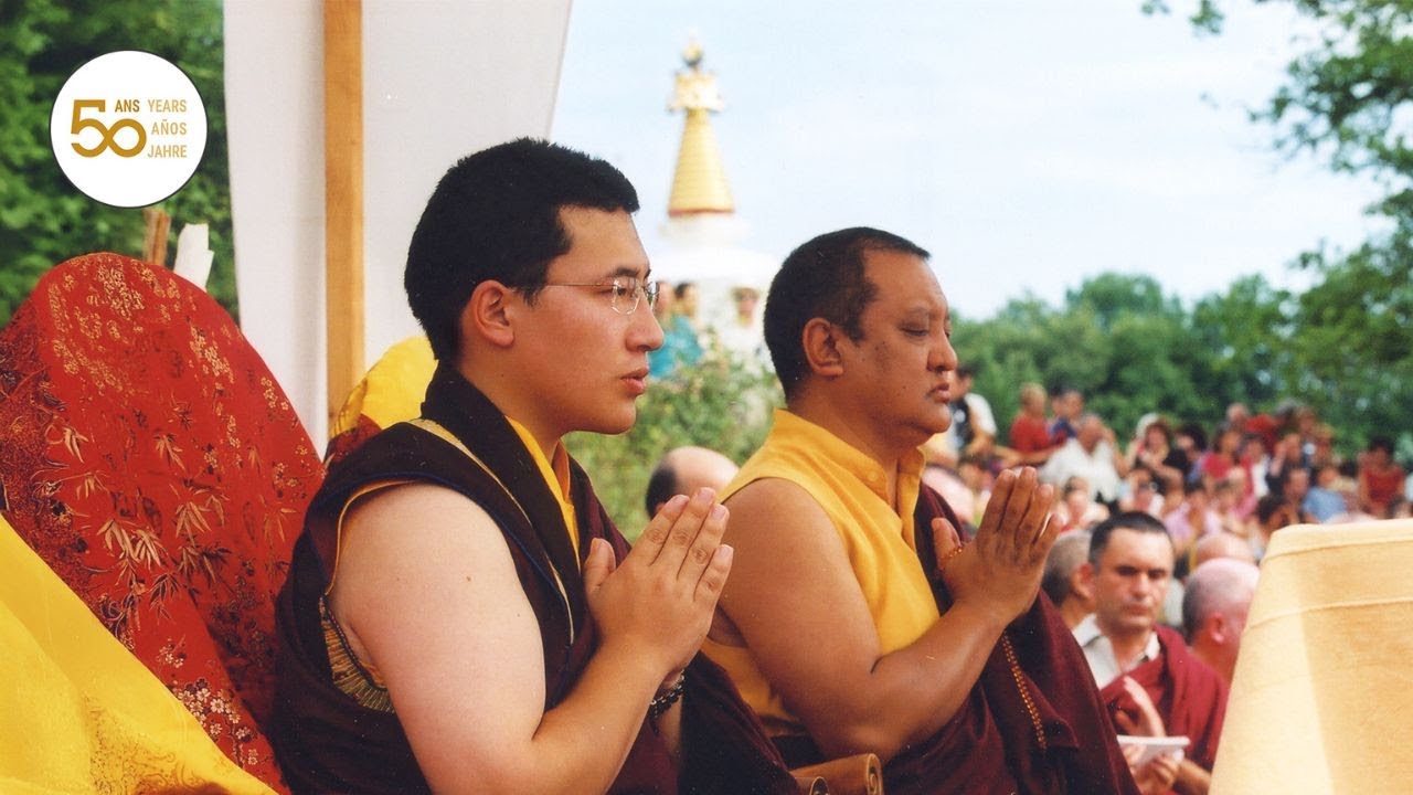 Karmapa et Shamarpa posent la première pierre de l’Institut de Dhagpo Kagyu Ling