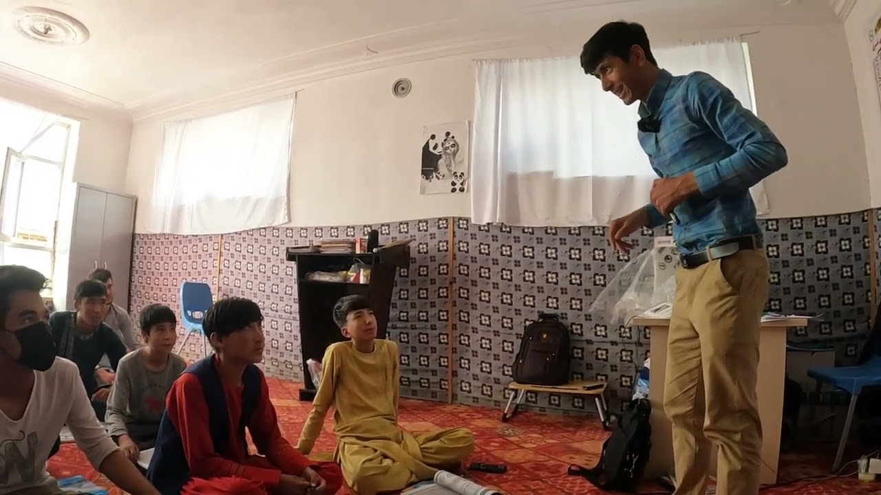 爲了提高阿富汗同學們中文口語水平，老弟每周四請喀布爾大學教授給學生授課