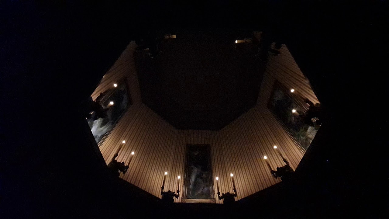 Disneyland Paris : Phantom Manor stretching room 2019