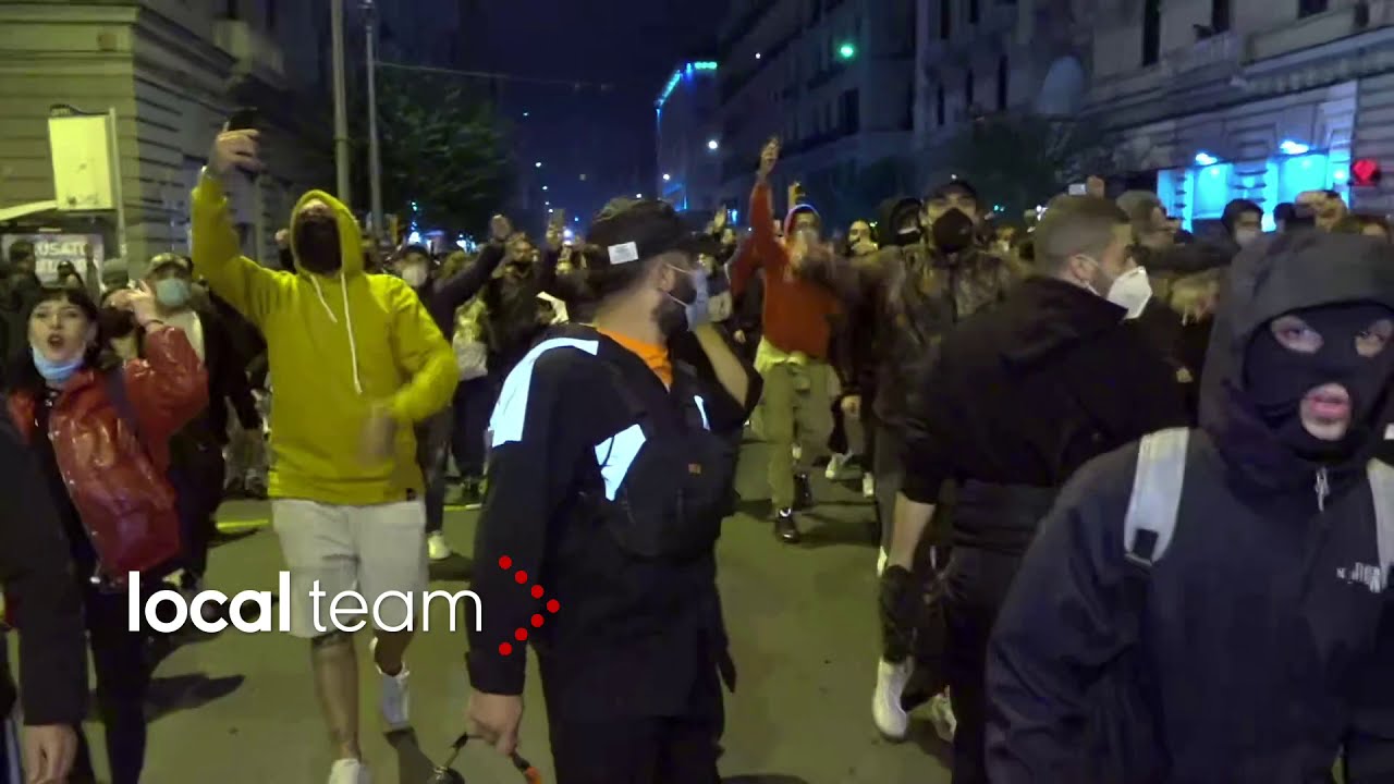 Napoli, corteo sfida il coprifuoco: cori contro De Luca