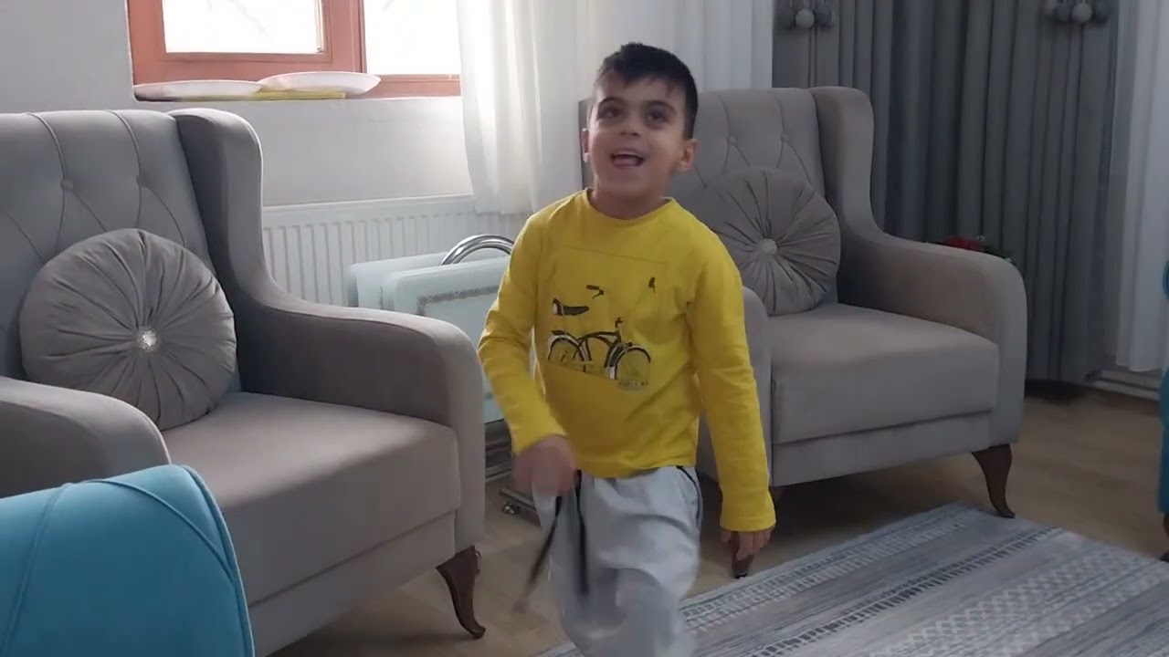 DIŞARISI YAĞMURLU OLUNCA ENSAR ENERJİSİNİ BÖYLE ATIYOR 