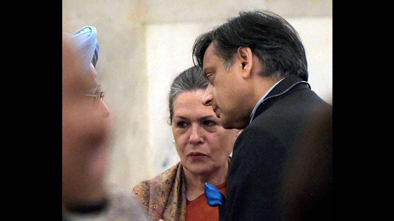 Shashi Tharoor accuses Congress leadership in a letter to Sonia