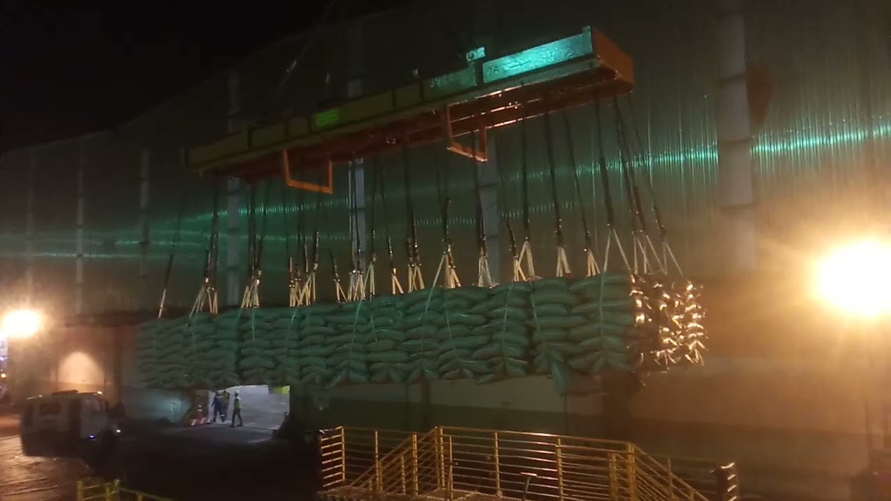 Carregamento de açúcar ensacado no porto de Santos 13.10.2020