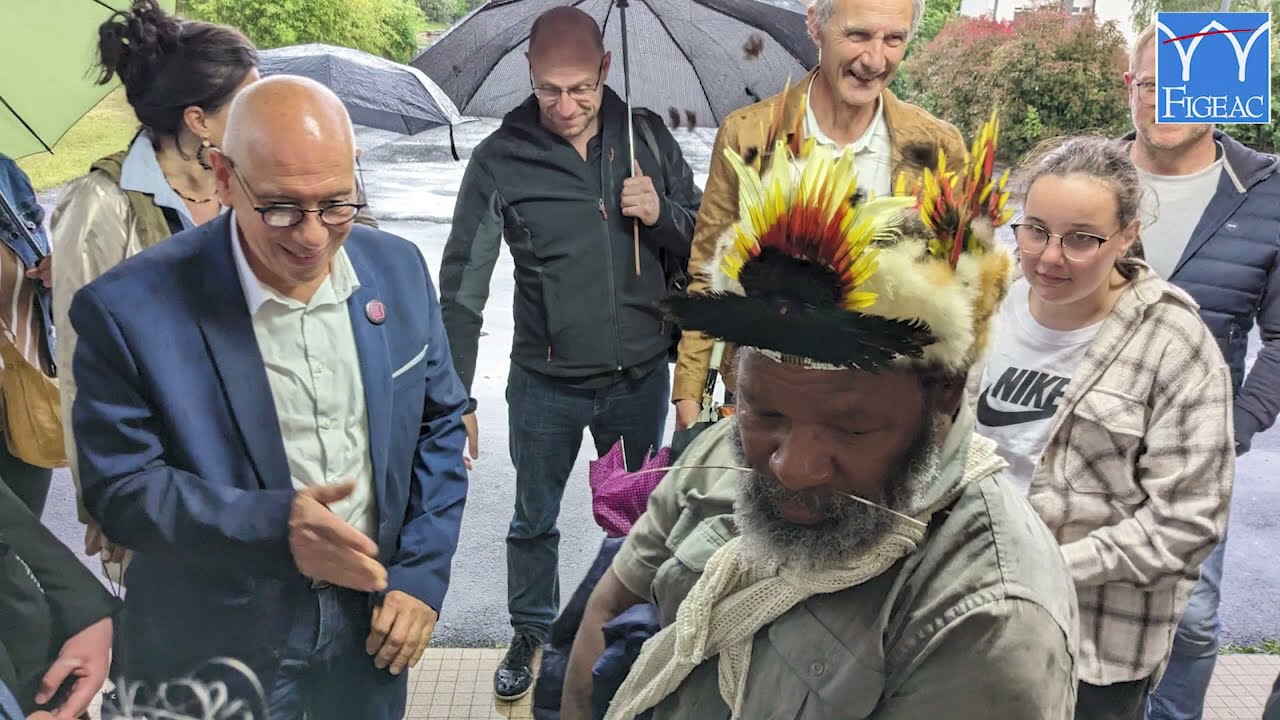 Venue de Mundiya Kepanga Chef de la tribu des Hulis de Papouasie-Nouvelle-Guinée - Ville de Figeac