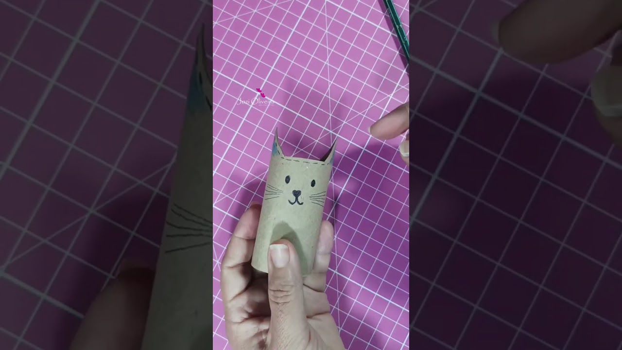 Gato com rolo de papel higiênico. O ORGANIZADOR MAIS LINDO QUE VOCÊ VERÁ NESSA INTERNET.