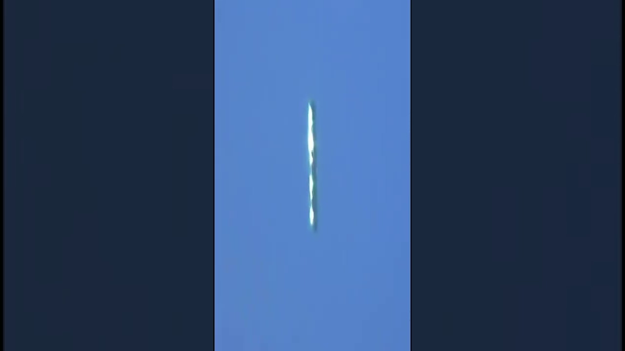 Flashing Cigar-Shaped UFO? 🛸 What else could it be? #shorts #ufo #ufos #uap #ufoarchive