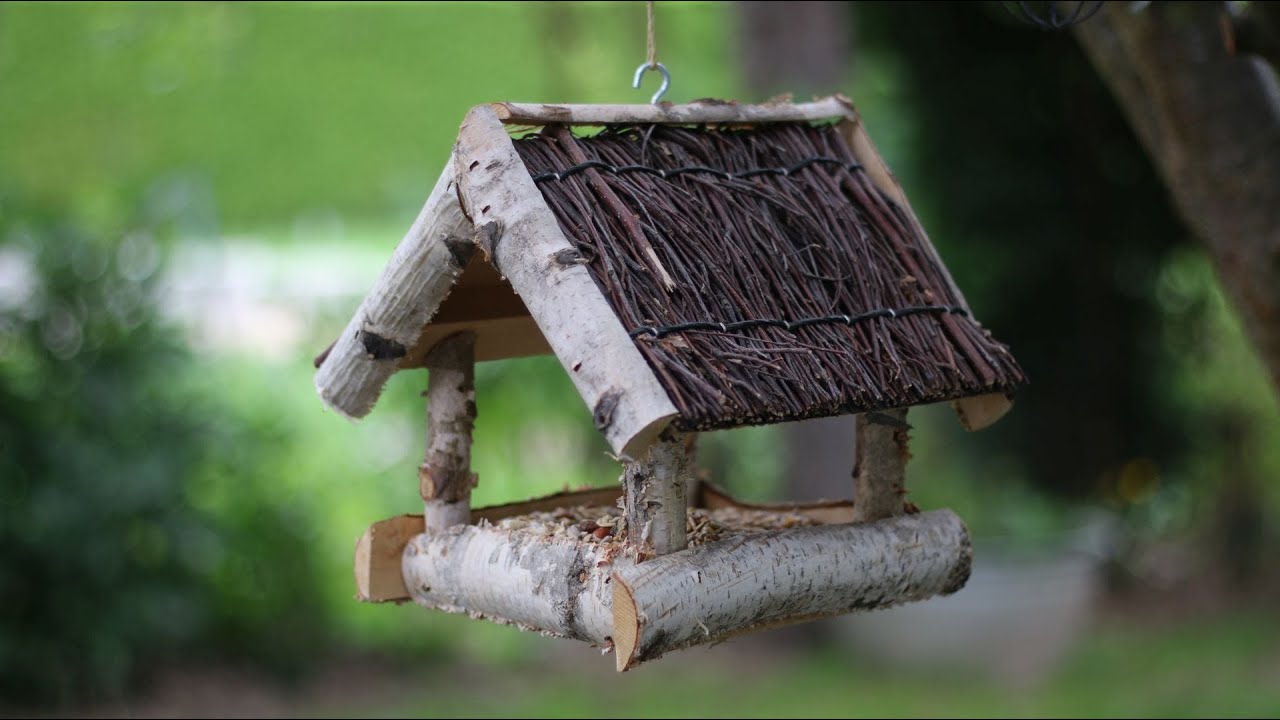 Hühnerstall ausmisten 🐔 & neues Vogelfutterhaus im Garten aufhängen 🌱