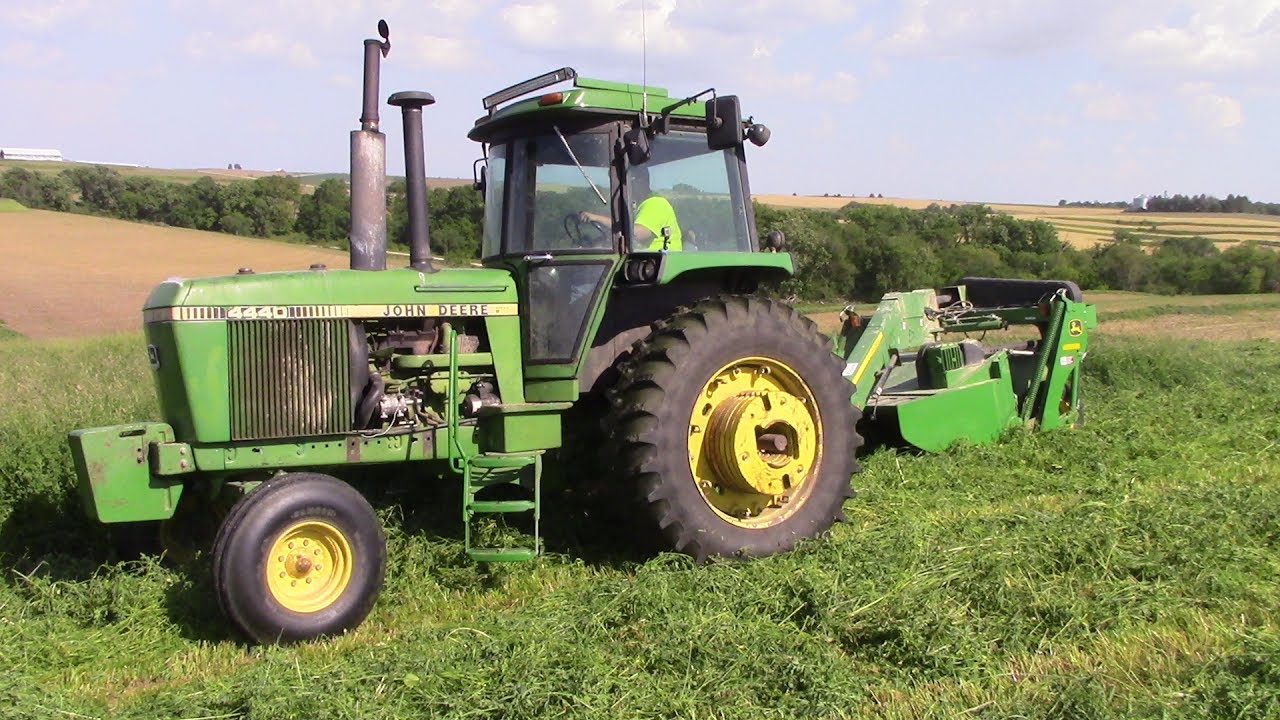 Iowa Dairy Boys John Deere 4440 Tractor & 835 MoCo