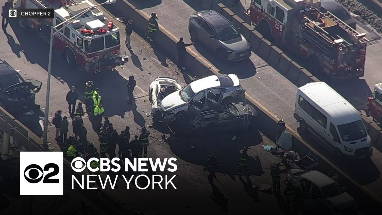 4 hurt in Long Island Expressway crash