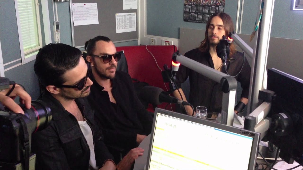 Что кидают на сцену THIRTY SECONDS TO MARS? Dildo!!!