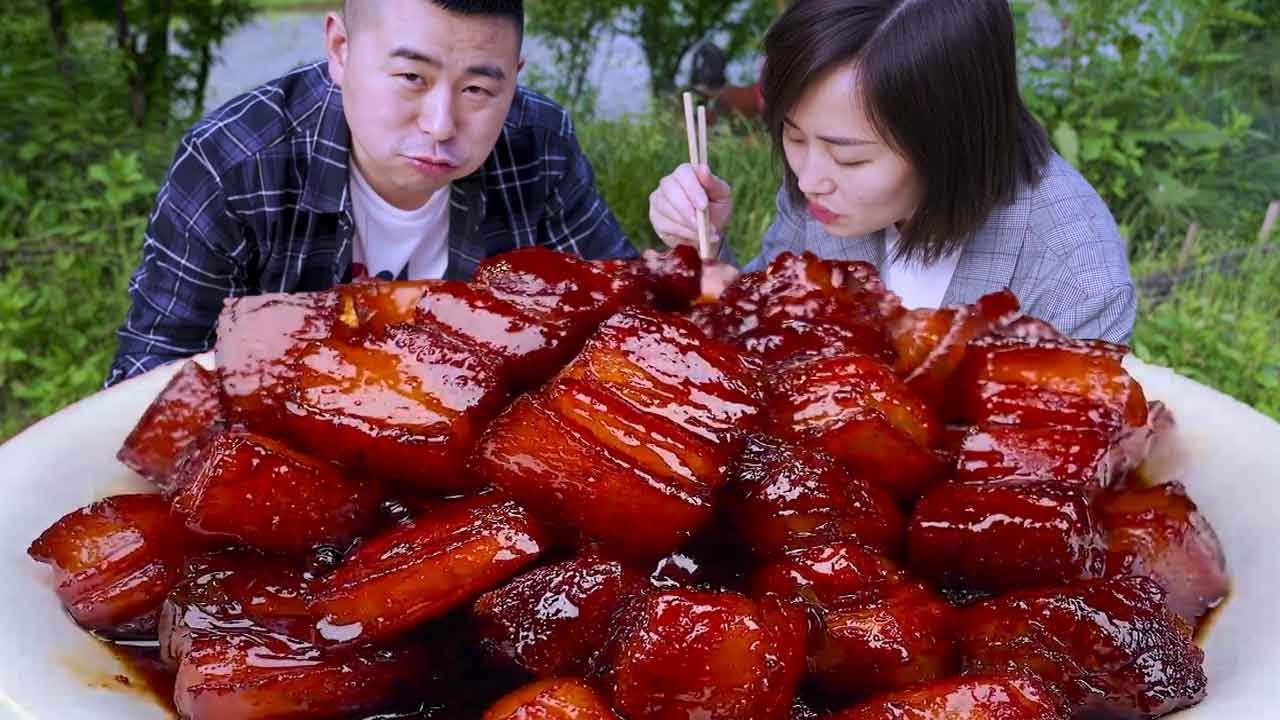 【超小厨合集】超小厨弄肉做哥红烧肉，配上点小酒，夫妻一人一块啃过瘾！