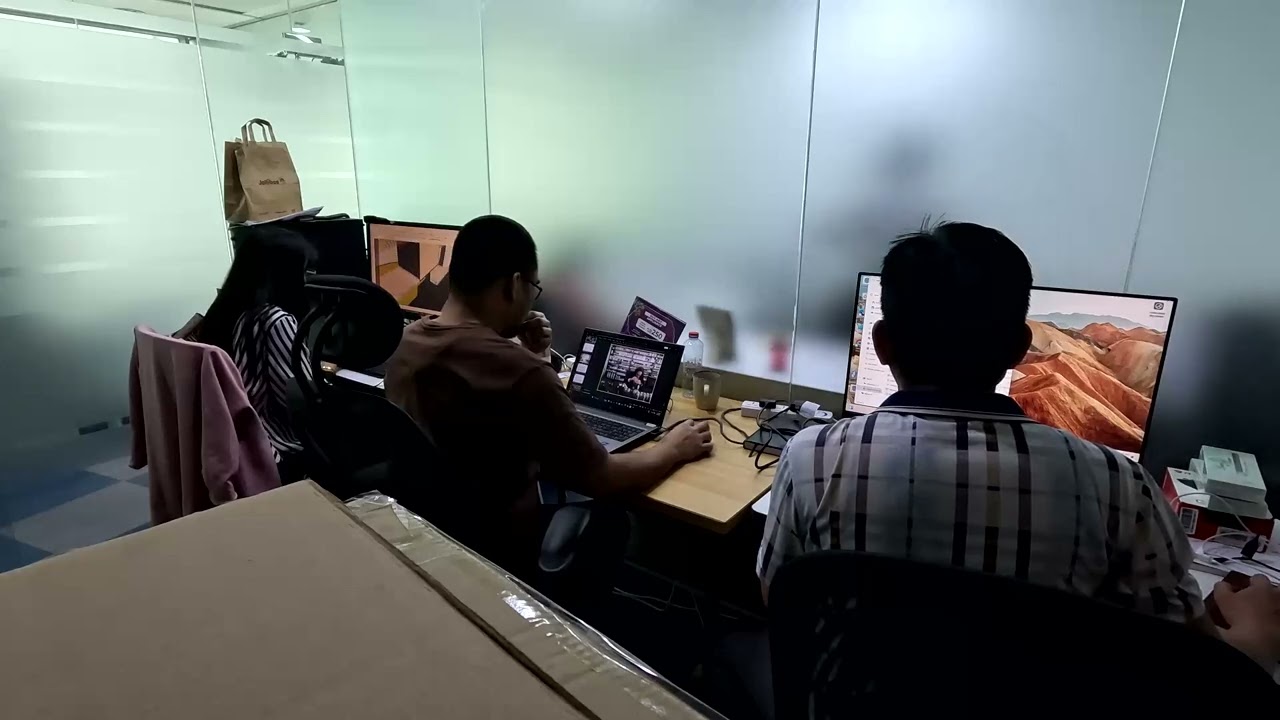 A Quick Peek at the Office 👀 | Working While Listening to Horror Drama?! 😱😂