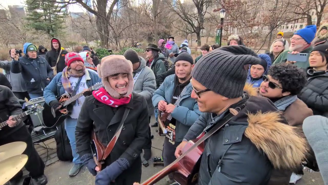 Мемориал Джона Леннона «If I Fell» в честь его 45-летия в парке Strawberry Fields в Нью-Йорке.