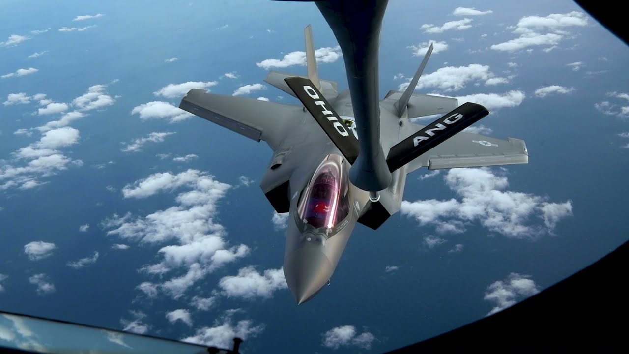 F-35Aが日本海で空中給油を受ける