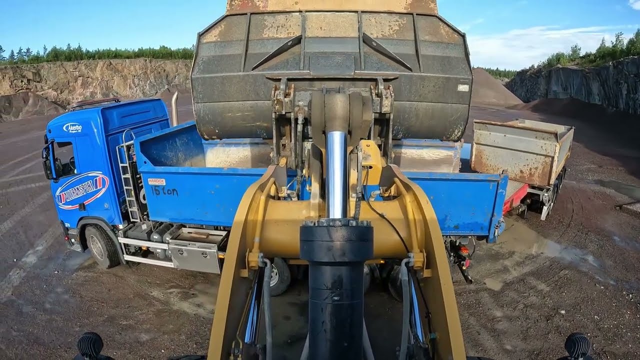 A day at work Caterpillar 972M XE wheel loaders