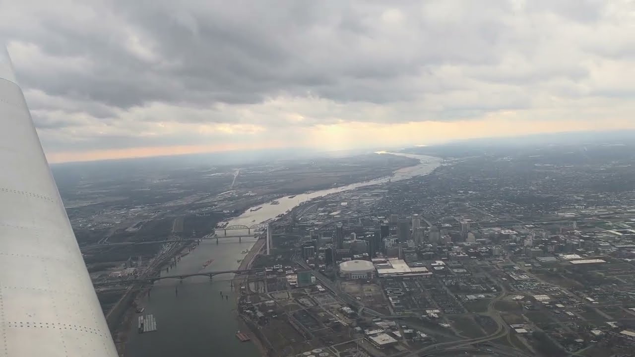 28 Dec 2025 - United Airlines Flight Landing in St Louis 