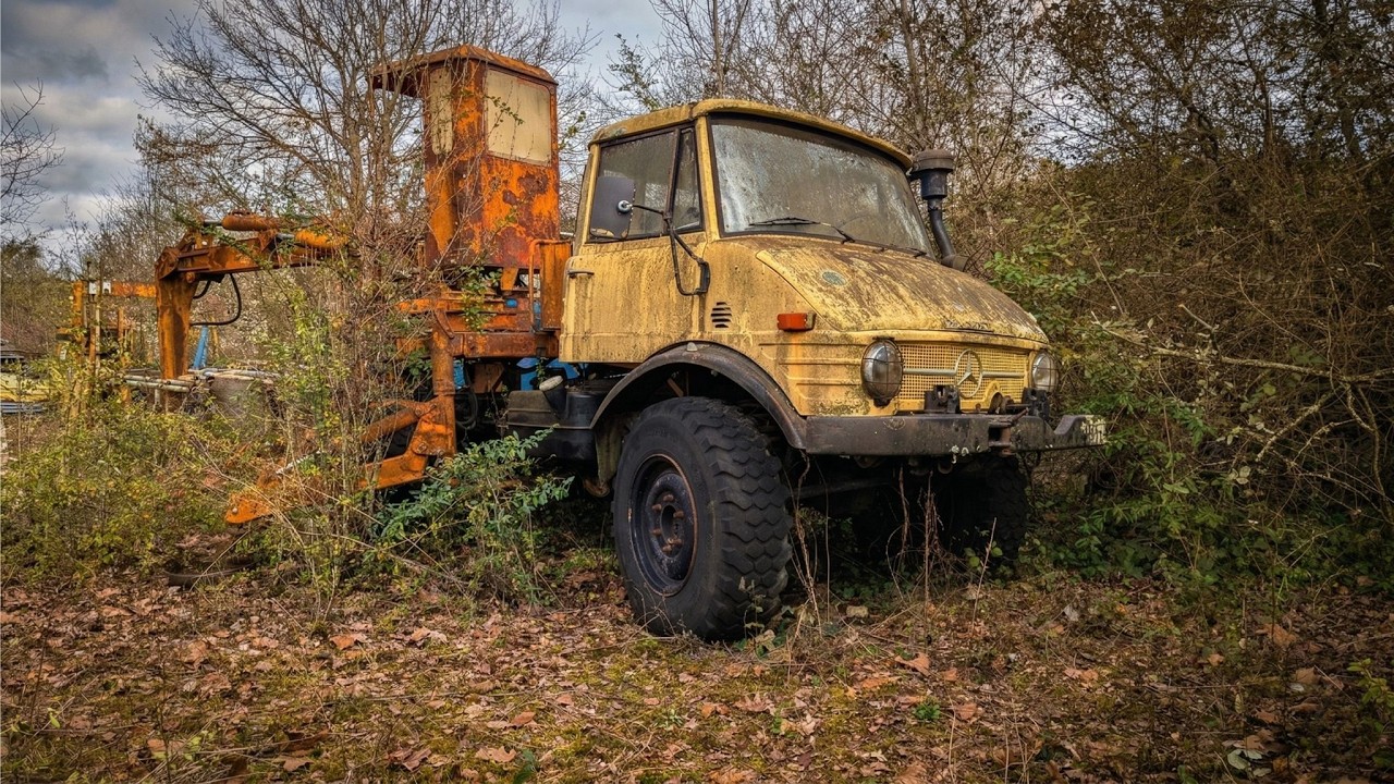 Ratunek: Porzucona koparka Mercedes UNIMOG 416