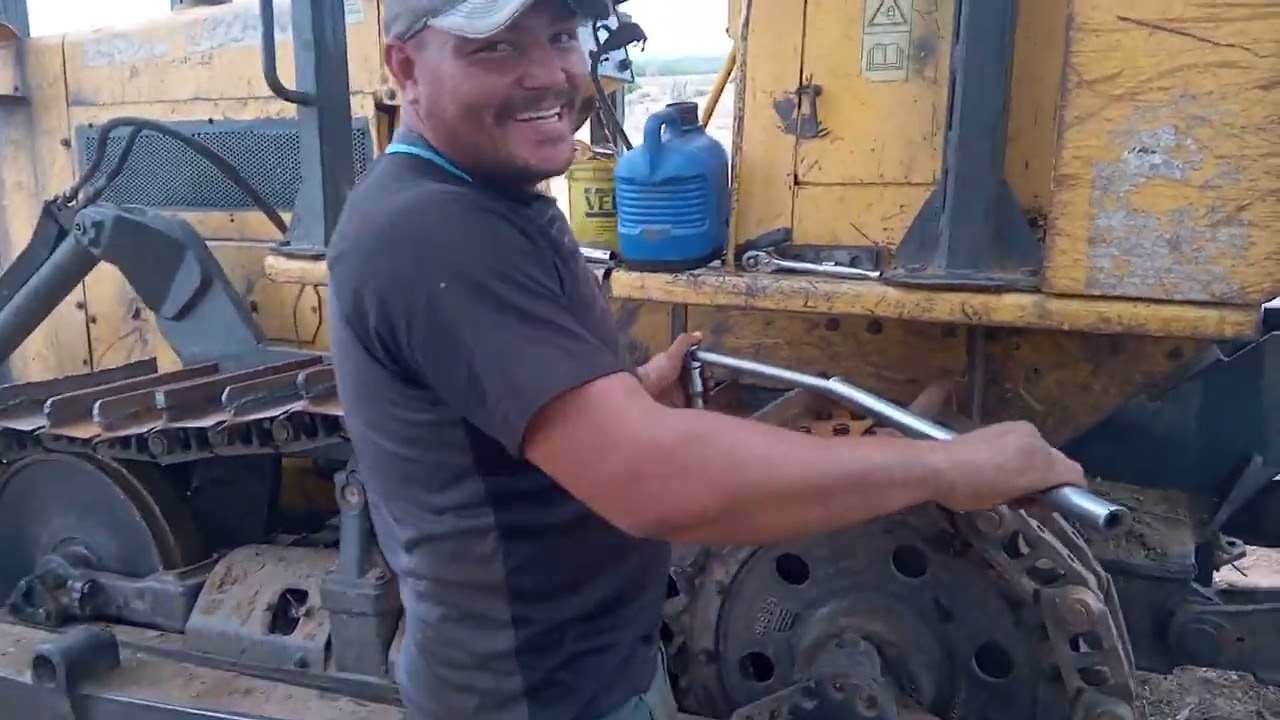 montagem do reparo da roda Guia  e tira de desgaste trator de esteira ad7b