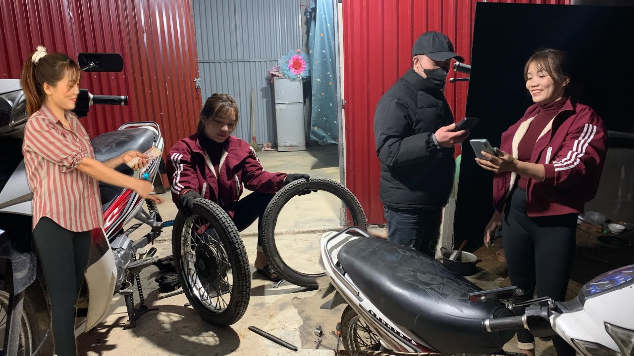 A stressful workday for the repair girl. Repairing Rose's motorbike, changing old tires.