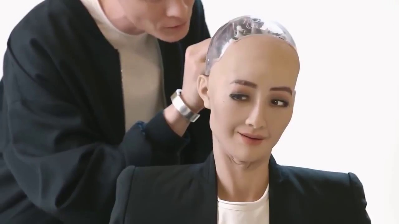 ROBOT SOPHİA İNSAN GİBİ  KONUŞUYOR ! (VATANDASLIK VERILEN ROBOT )