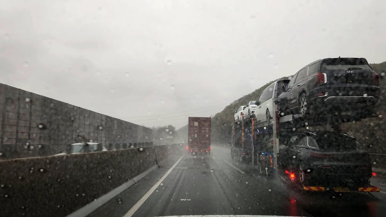 drive in the soothing rain. 뒷자리에서 편히 잠들기 좋은 우중 드라이브와 빗소리