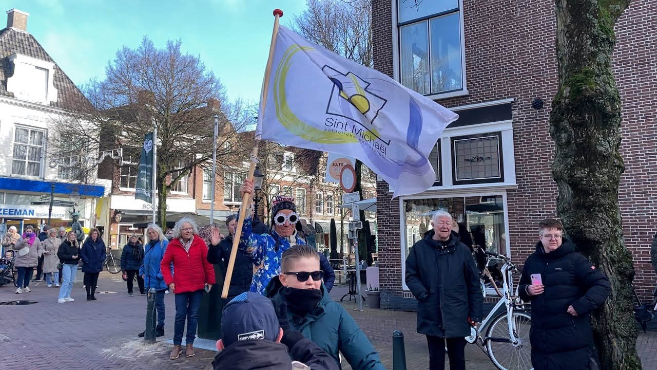 Kleurrijke carnavalsstoet Sint Michaëlschool trekt door Harlingen