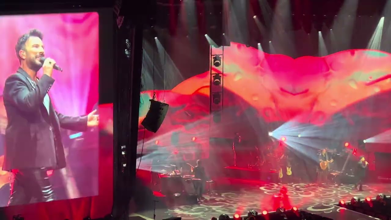 Gül Döktüm Yollarına - Tarkan Konser