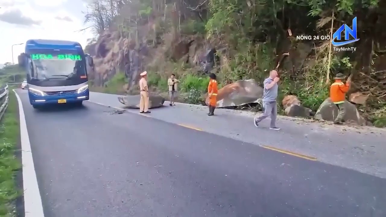 Cận cảnh xử lý khối đá 15 tấn chênh vênh trên đỉnh đèo Bảo Lộc | TayNinhTV