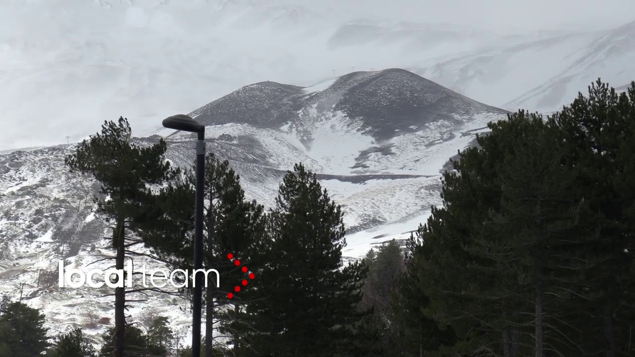 Etna, neve e vento fortissimo: volano anche i lapilli
