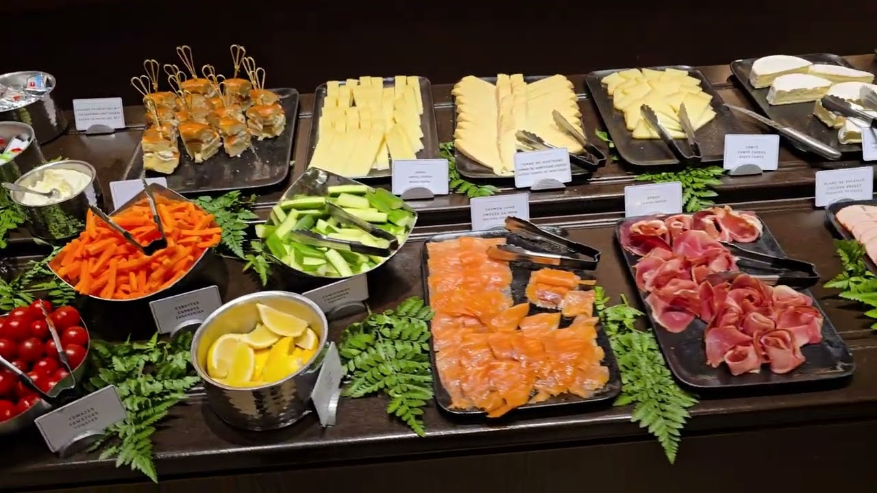 Breakfast Buffet Manhattan Restaurant Hotel New York the Art of Marvel Disneyland Paris 21.11.2025