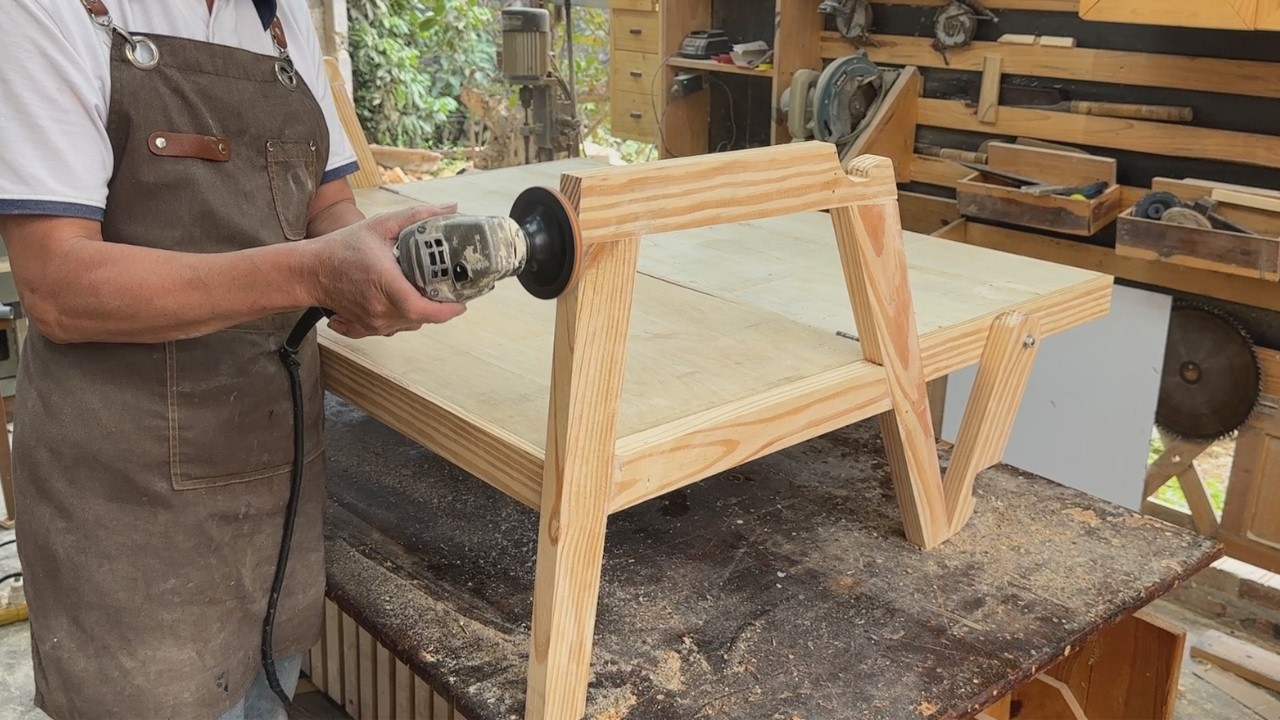 Smart DIY Furniture Ideas // Space Saving Recycled Wood Chair Bed