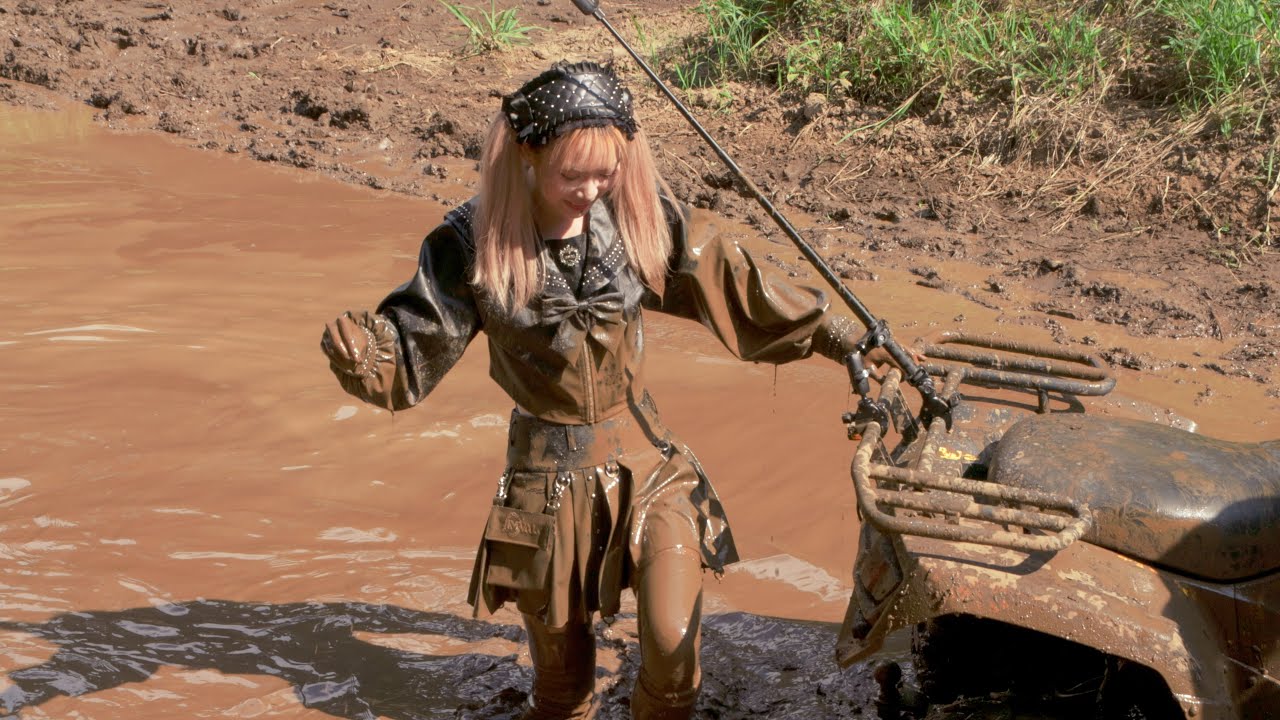Leather Sailor Uniform x School Swimsuit! Tokyo JIrai Girl Mud Ride | レザーセーラー服ｘ水着で挑む！マリさんのドロドロバギーライド