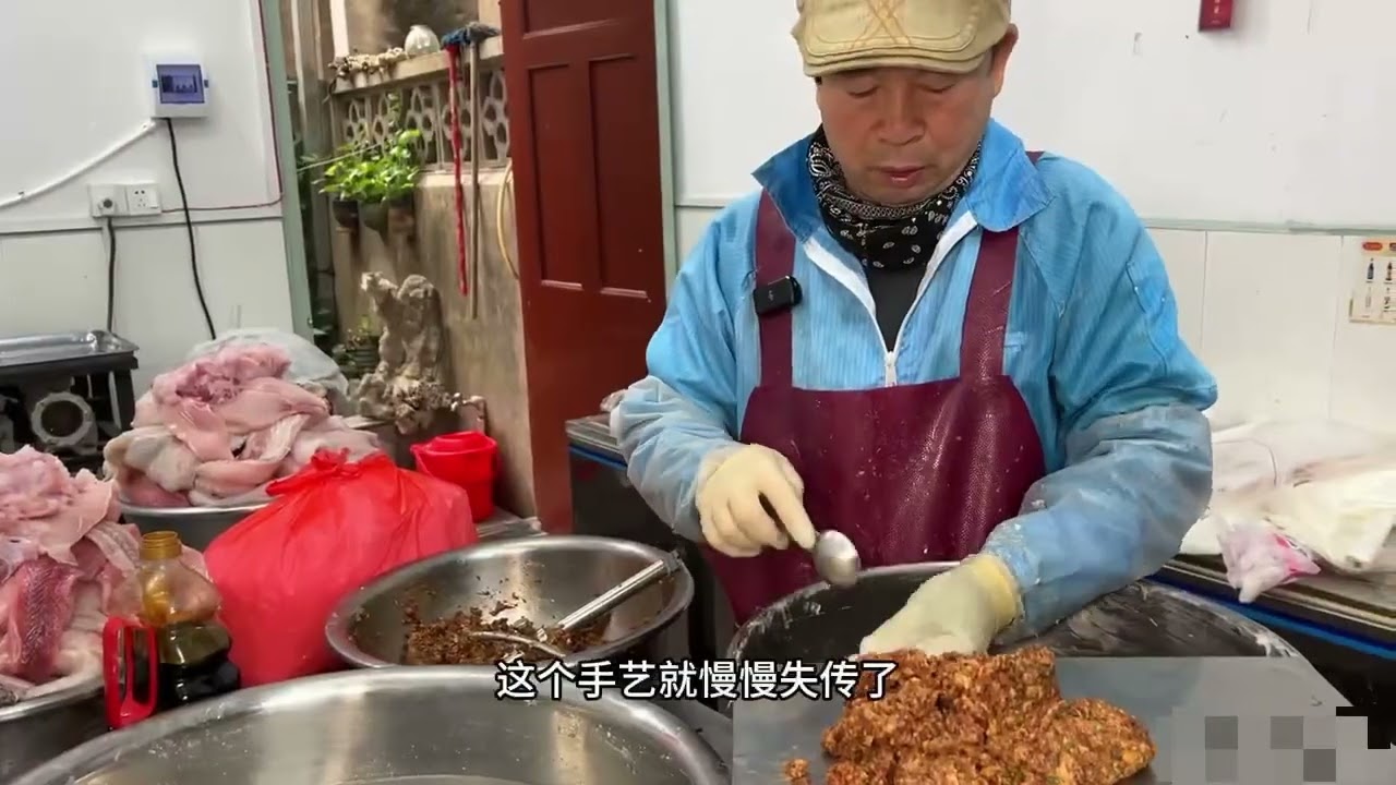 福建福州鱼丸，师傅做鱼丸30多年，坚持用海钓青鳗制作，高峰日做1000多斤。#鱼丸 #福州鱼丸