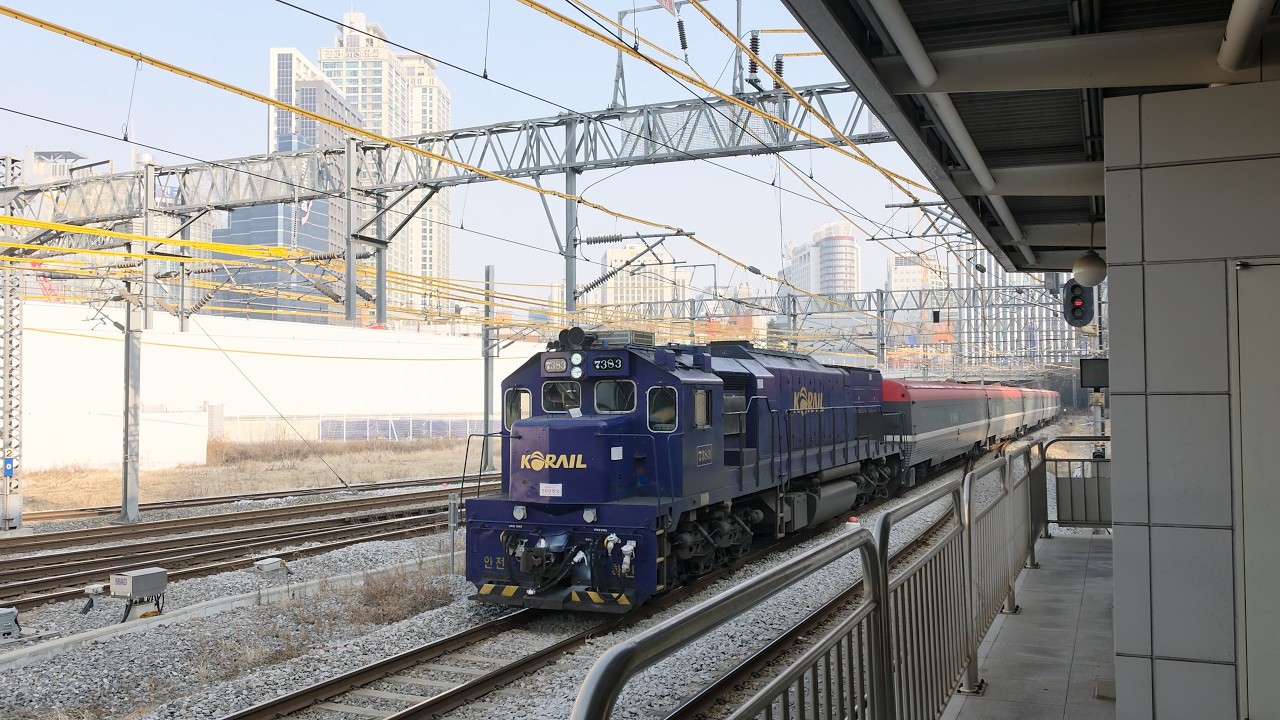 [4K] Diesel train and the latest KTX entering Seoul Station #train #trainsounds