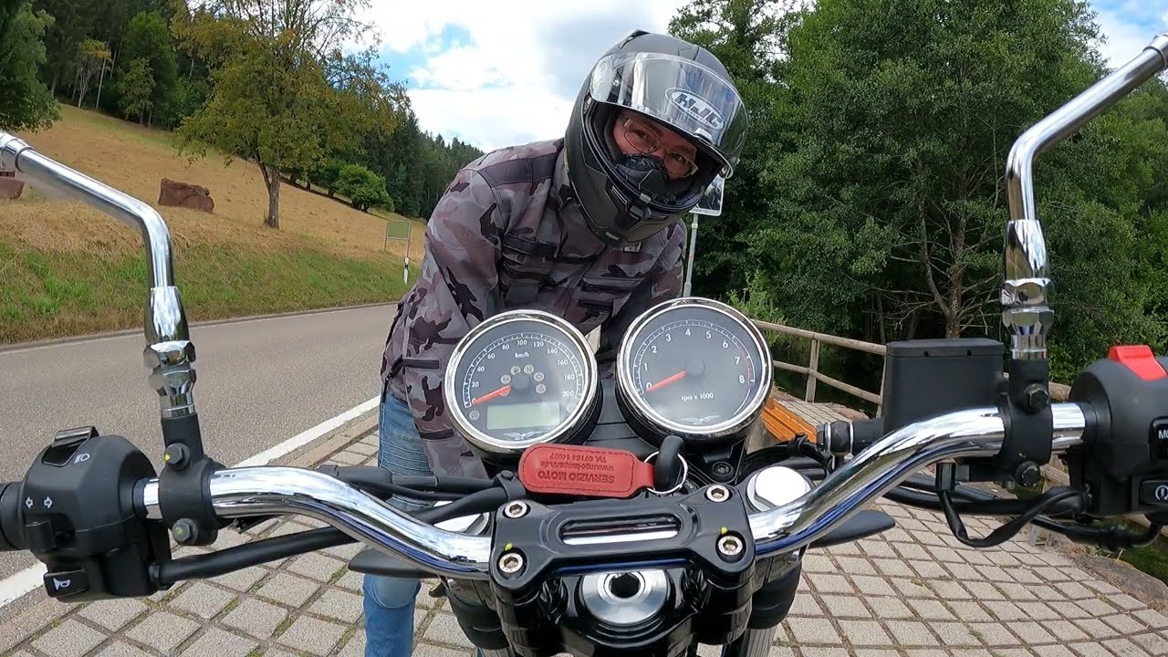 Moto Guzzi V7 Special onboard