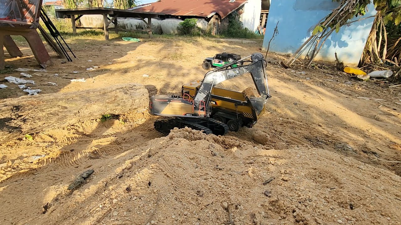Scale Construction: RC Excavator Loading Dump Truck