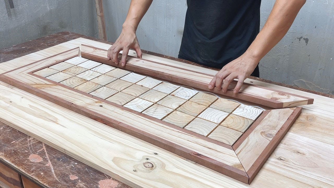 Bold Reuse Project From Pallet Wood // Arrange Small Pallet Pieces To Create A Unique Coffee Table