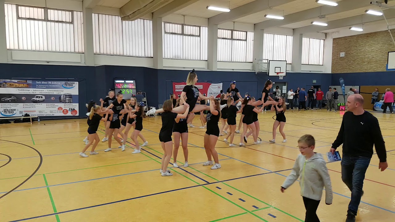Candy Girls Cheerleader Leer beim Basketballspiel von Fortuna Logabirum