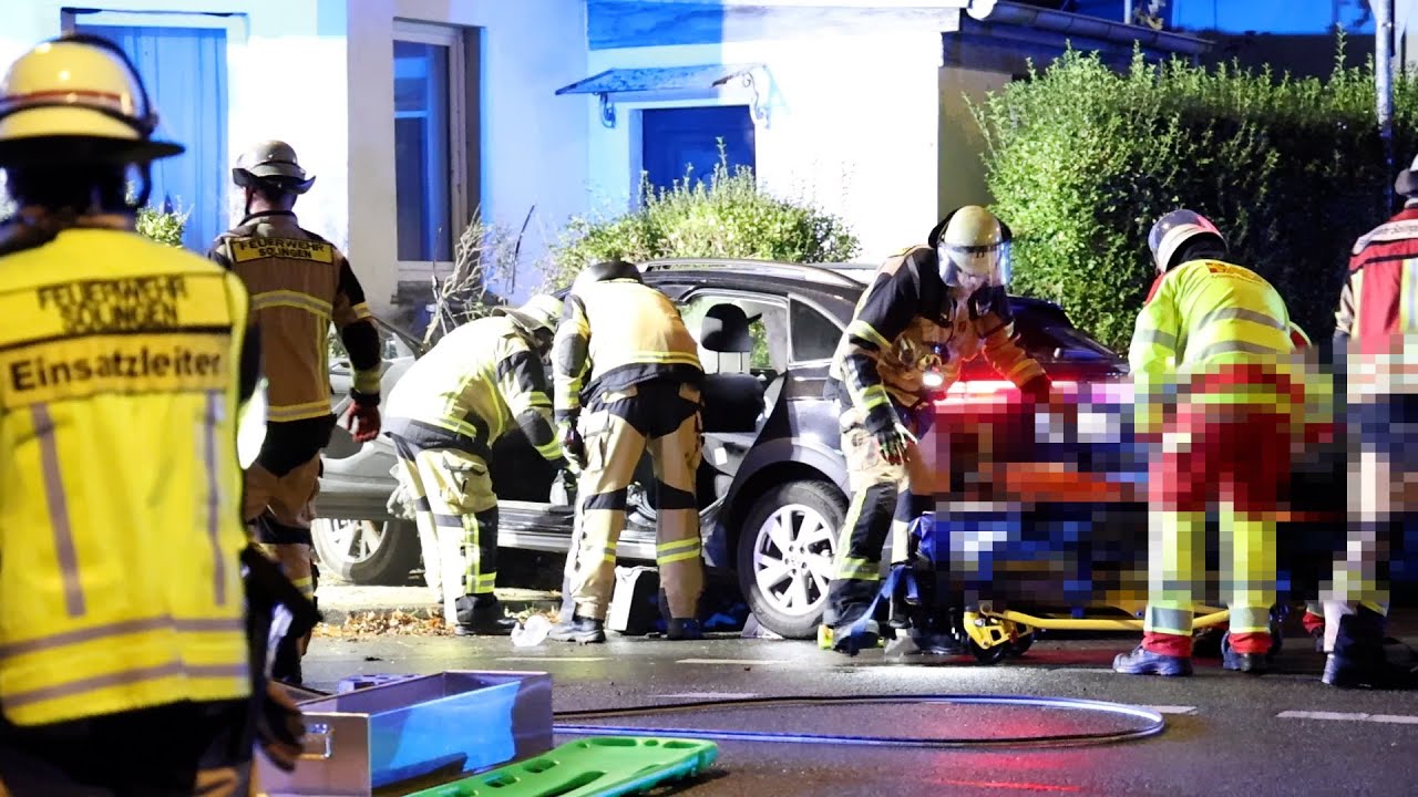 [18-JÄHRIGER KRACHT IN HAUSWAND | SOLINGEN] - Fahranfänger flüchtet mit Mietwagen vor der Polizei -